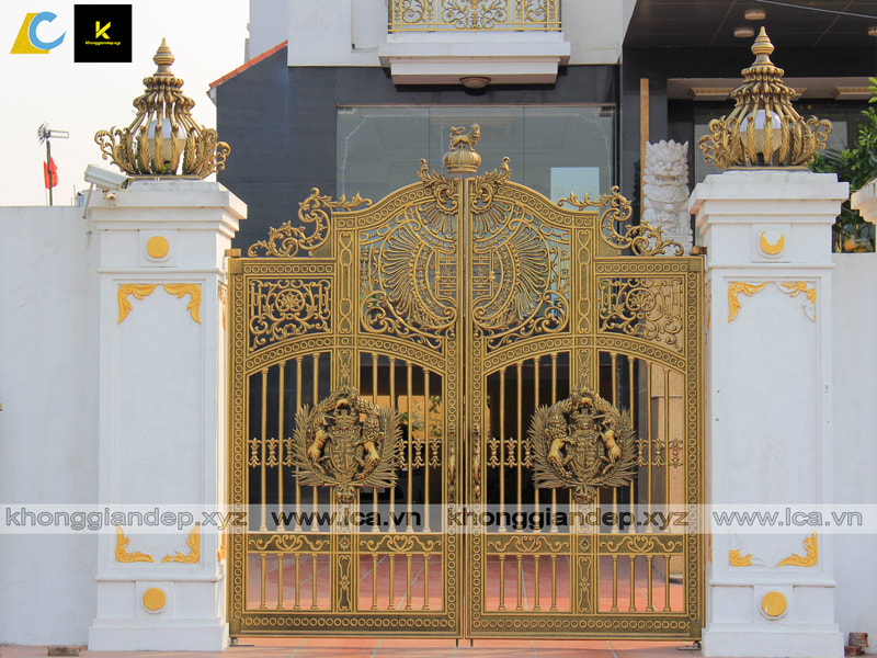 Mẫu cổng biệt thự Tiền Giang có thiết kế châu Âu được làm từ cổng nhôm đúc hợp kim cao cấp kết hợp với trụ đèn hài hoà đã làm không gian ở đây thêm sang trọng