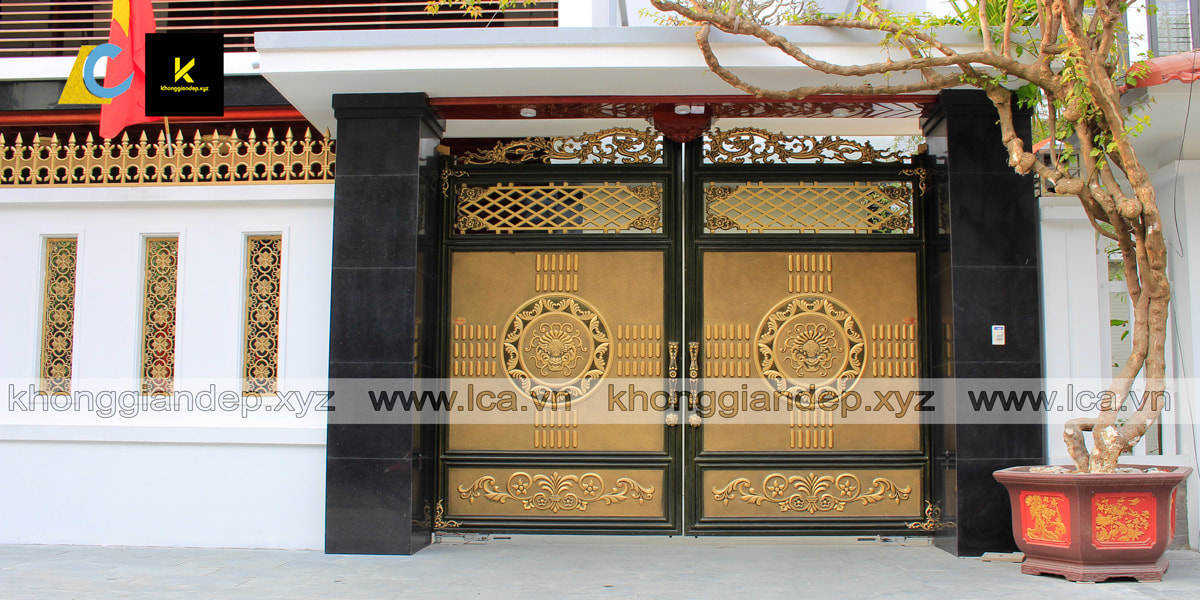 Mẫu cổng nhôm đúc Tiền Giang được có thiết kế mái che tôn vinh lên vẻ đẹp sang trọng của ngôi nhà