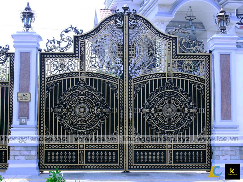 Mẫu cổng nhôm đúc Tiền giang có thiết kế 2/3 kín thêm hoạ tiết hình tròn độc đáo phía trên tạo các đường nét chi tiết